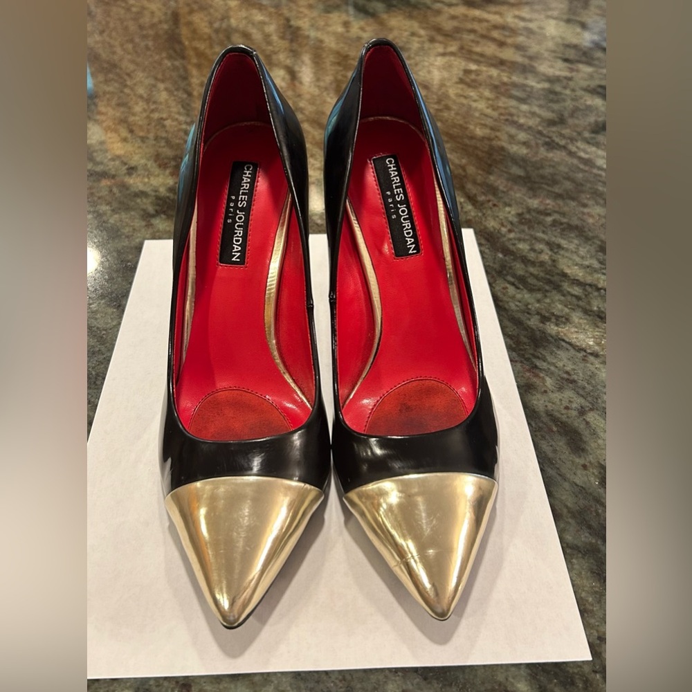 Charles Jourdan Black shiny leather heels with metal cap at toe Size 7.5